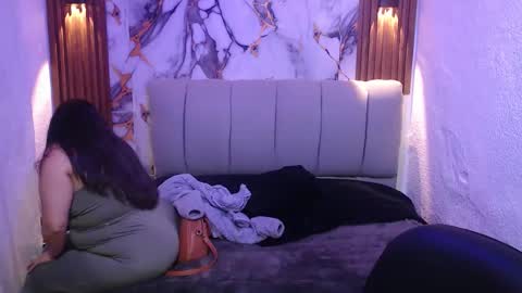 Snapshot of chloe_smith5 chatting on 11/25/25, 01:22 chloe_smith5 online show from 11/25/25, 01:22