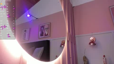 Snapshot of chloe_watson_ chatting on 11/07/25, 07:58 online show from 11/07/25, 07:58