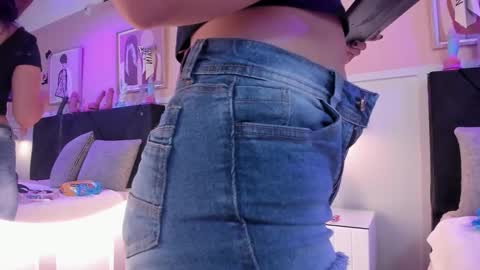 Snapshot of chloe_watson_ chatting on 11/23/25, 07:35 online show from 11/23/25, 07:35