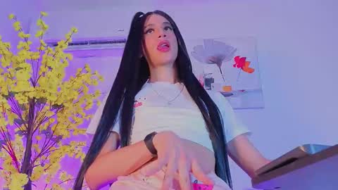 Im Chloe    independent account      online show from 10/27/25, 11:52