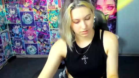 Snapshot of chloebloss0m chatting on 02/19/25, 04:34 Boni online show from 02/19/25, 04:34