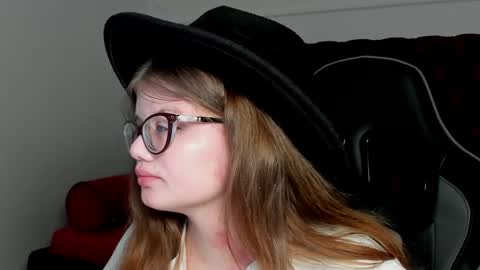 Snapshot of chloehalses chatting on 04/19/26, 05:01 ChloeHalses online show from 04/19/26, 05:01