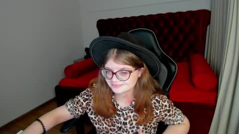 Snapshot of chloehalses chatting on 04/22/26, 06:05 ChloeHalses online show from 04/22/26, 06:05