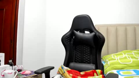 chloemiller   online show from 06/07/26, 12:04