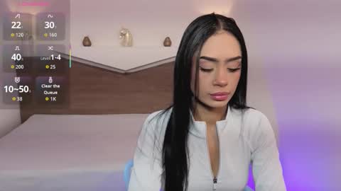 C H L O E online show from 12/17/25, 12:00