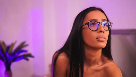 Snapshot of chloeobrilx chatting on 09/21/25, 05:42 Chlo online show from 09/21/25, 05:42