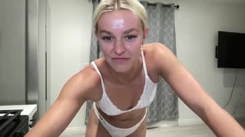 Snapshot of chloexbabe chatting on 05/20/26, 05:35 Chloe Babe online show from 05/20/26, 05:35