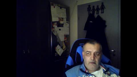 Snapshot of chris250268 chatting on 12/21/25, 03:35 Chris online show from 12/21/25, 03:35
