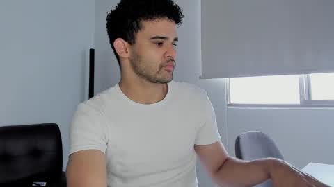 Im Chirs IM MODEL INDEPENDT online show from 10/20/25, 03:01