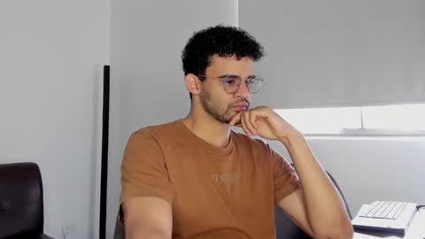 Im Chirs IM MODEL INDEPENDT online show from 10/21/25, 02:40