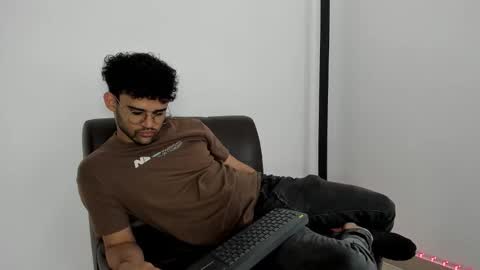 Im Chirs IM MODEL INDEPENDT online show from 10/22/25, 02:50