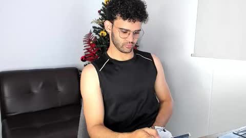 Im Chirs IM MODEL INDEPENDT online show from 12/04/25, 03:54