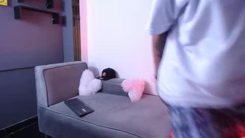 Snapshot of chrislyonss chatting on 12/17/25, 07:20 chrislyonss online show from 12/17/25, 07:20