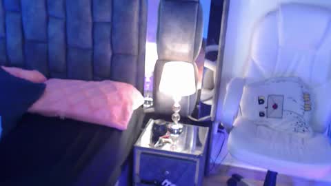 Snapshot of christaly_1 chatting on 10/19/25, 06:14 Christal online show from 10/19/25, 06:14