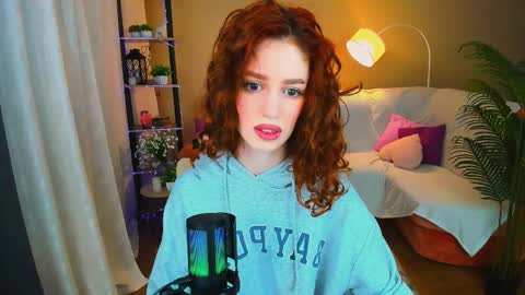 christinaconteeree online show from 11/17/25, 07:08