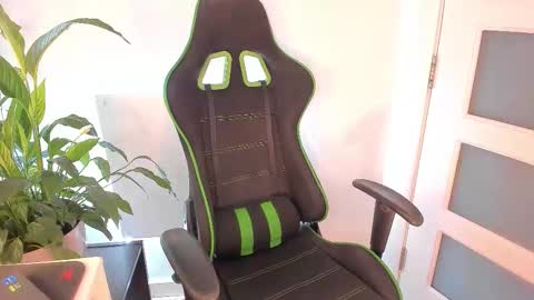 Christine Cardo online show from 10/27/25, 03:16