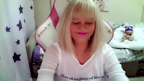 Snapshot of christirose chatting on 11/08/25, 06:35 Christi online show from 11/08/25, 06:35