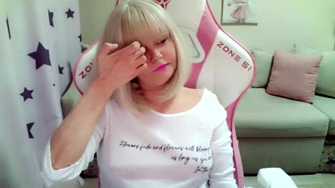 Snapshot of christirose chatting on 11/18/25, 06:40 Christi online show from 11/18/25, 06:40