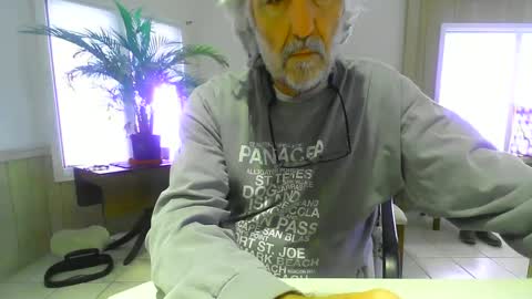 Snapshot of chuck354139 chatting on 01/21/25, 06:12 chuck354139 online show from 01/21/25, 06:12