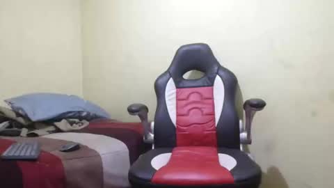 Snapshot of chupameloxxx3 chatting on 02/05/25, 04:59 el papi online show from 02/05/25, 04:59