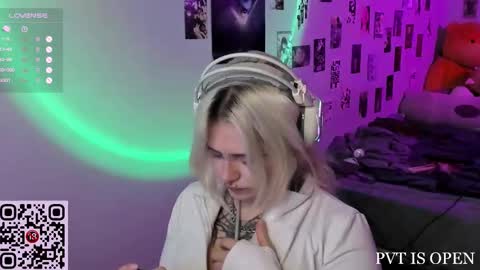 Helen and Teya online show from 12/17/25, 03:07