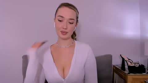 Snapshot of cindyprettywomen chatting on 12/15/25, 04:11 cindyprettywomen online show from 12/15/25, 04:11