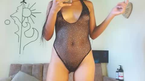 Snapshot of cinna__ chatting on 09/27/25, 04:45 cinna__ online show from 09/27/25, 04:45