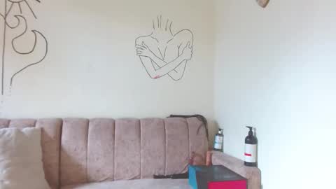 Snapshot of cinna__ chatting on 10/24/25, 02:57 cinna__ online show from 10/24/25, 02:57