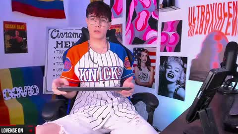 Snapshot of cinnamon_boyxxx chatting on 12/23/24, 05:17 David Independent Model online show from 12/23/24, 05:17