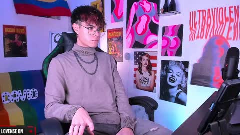 Snapshot of cinnamon_boyxxx chatting on 12/29/24, 04:59 David Independent Model online show from 12/29/24, 04:59