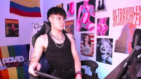 Snapshot of cinnamon_boyxxx chatting on 02/04/25, 04:59 David Independent Model online show from 02/04/25, 04:59