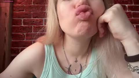 Snapshot of citrusblissss chatting on 11/11/25, 02:33 citrusblissss online show from 11/11/25, 02:33