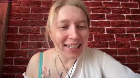 Snapshot of citrusblissss chatting on 11/14/25, 03:27 citrusblissss online show from 11/14/25, 03:27