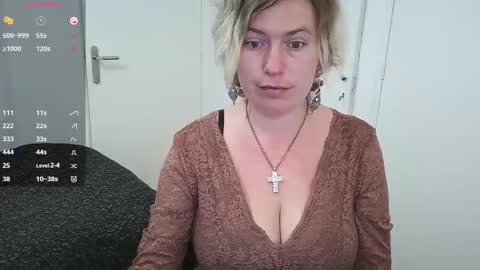 Snapshot of clittytastic chatting on 12/01/25, 08:41 Syl online show from 12/01/25, 08:41