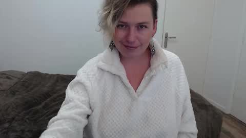 Snapshot of clittytastic chatting on 01/12/26, 10:15 Syl online show from 01/12/26, 10:15
