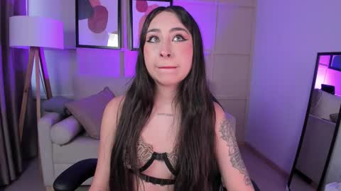 Snapshot of cloe_martinez_ chatting on 09/21/25, 11:34 Cloe online show from 09/21/25, 11:34