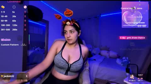 cloe small online show from 10/08/25, 01:47