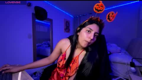 cloe small online show from 10/19/25, 01:06