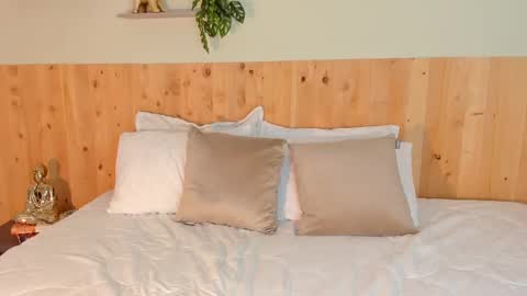 Chloe Smith online show from 09/23/25, 08:01