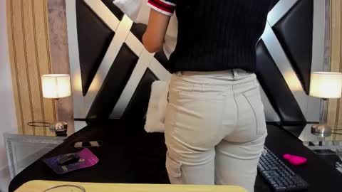 lady cloe person online show from 12/22/25, 03:42