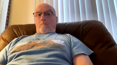 Snapshot of closetbicd chatting on 01/19/25, 01:12 Closetbicd online show from 01/19/25, 01:12