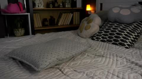 Snapshot of cloudclaws chatting on 10/25/25, 10:23 Daisy Nowak online show from 10/25/25, 10:23