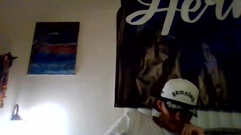 Snapshot of cloudyydayzz chatting on 02/28/26, 06:25 tallhungandcloudy online show from 02/28/26, 06:25