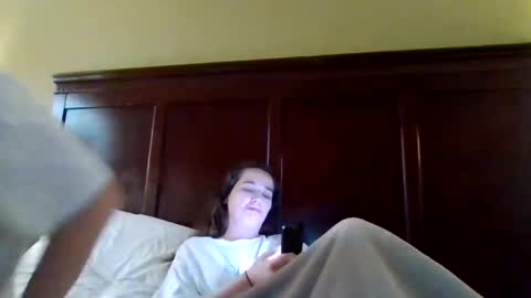 Snapshot of cloudyydayzz chatting on 04/19/26, 04:01 tallhungandcloudy online show from 04/19/26, 04:01