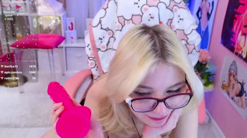 Snapshot of coconut_mia chatting on 12/13/24, 02:21 Mia online show from 12/13/24, 02:21