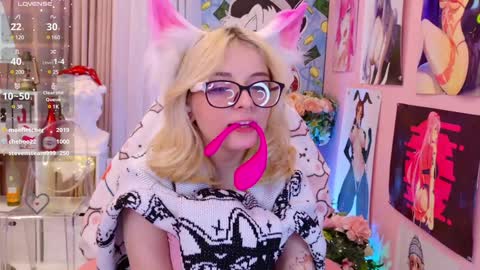 Snapshot of coconut_mia chatting on 12/15/24, 12:18 Mia online show from 12/15/24, 12:18