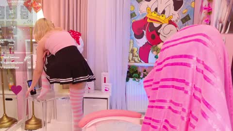 Snapshot of coconut_mia chatting on 12/19/24, 12:24 Mia online show from 12/19/24, 12:24