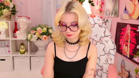 Snapshot of coconut_mia chatting on 12/24/24, 10:28 Mia online show from 12/24/24, 10:28