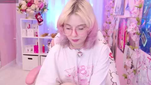 Snapshot of coconut_mia chatting on 12/19/25, 09:00 Mia online show from 12/19/25, 09:00