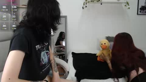 Snapshot of coffeandbread chatting on 10/09/25, 03:37 Phia And Luna online show from 10/09/25, 03:37